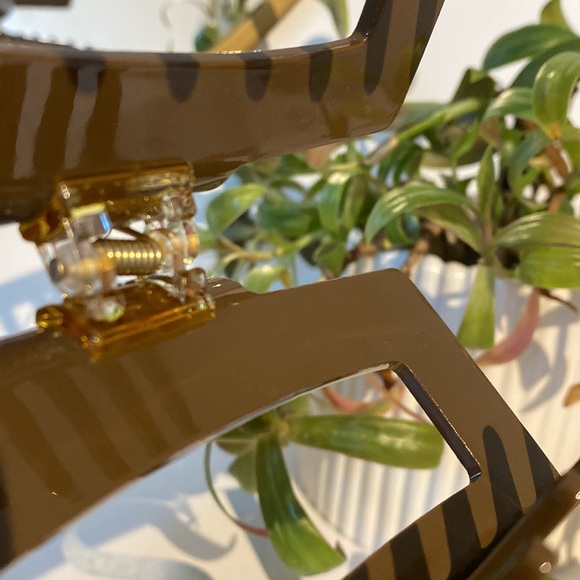 Kōv Essentials Daily Claw Clip XL in Mocha - Picture 3 of 8